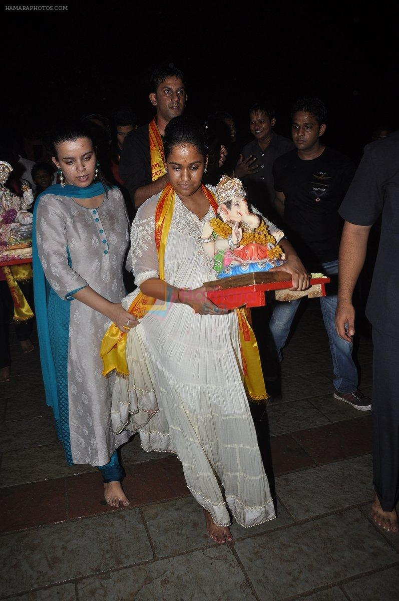 Arpita Khan at Salman Khan's Ganesha Visarjan in Mumbai on 10th Sept 2013