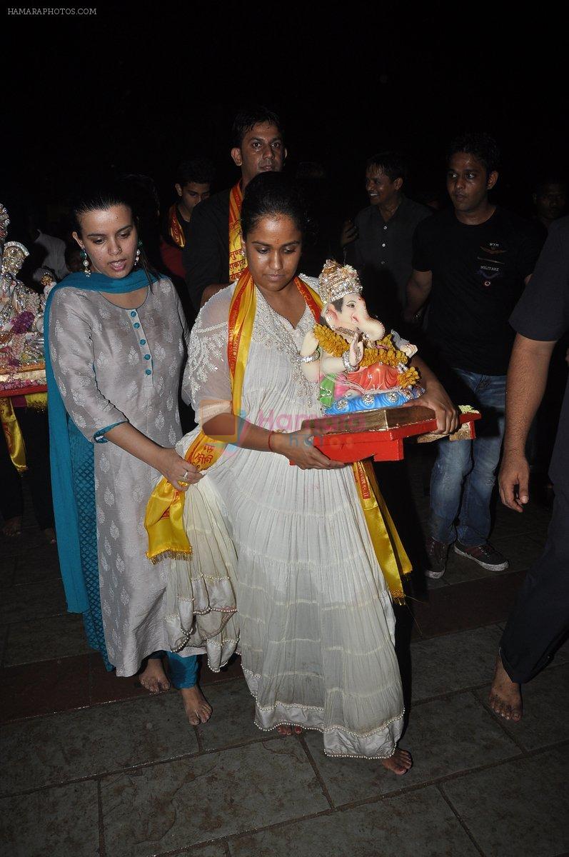 Arpita Khan at Salman Khan's Ganesha Visarjan in Mumbai on 10th Sept 2013