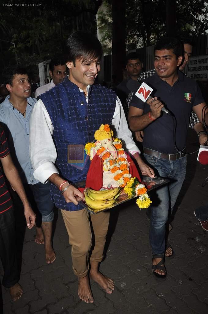 Vivek Oberoi takes Lord ganesh for Visarjan in Mumbai on 12th Sept 2013