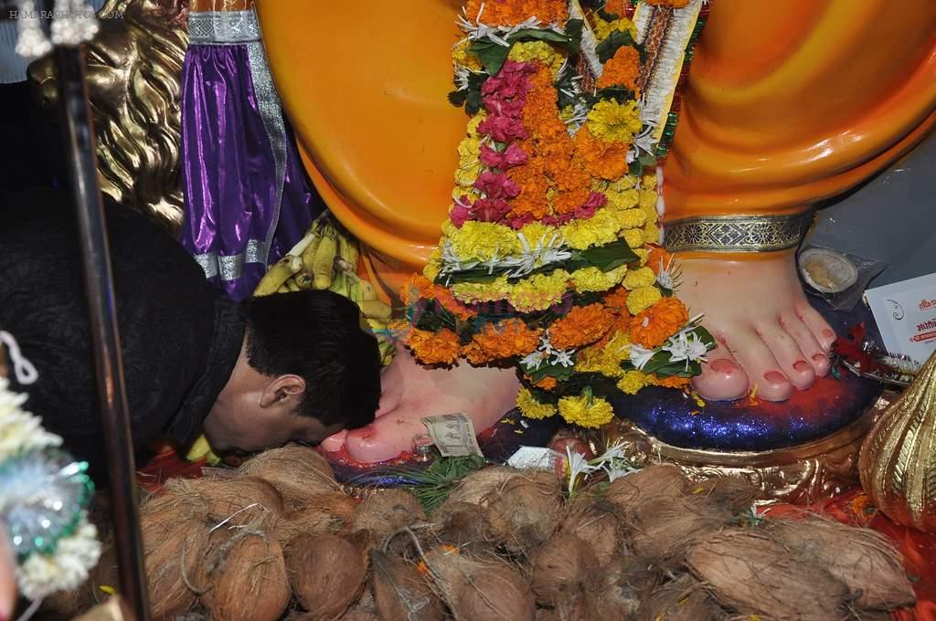 Madhur Bhandarkar offer prayers to Andheri Cha Raja in Mumbai on 12th Sept 2013