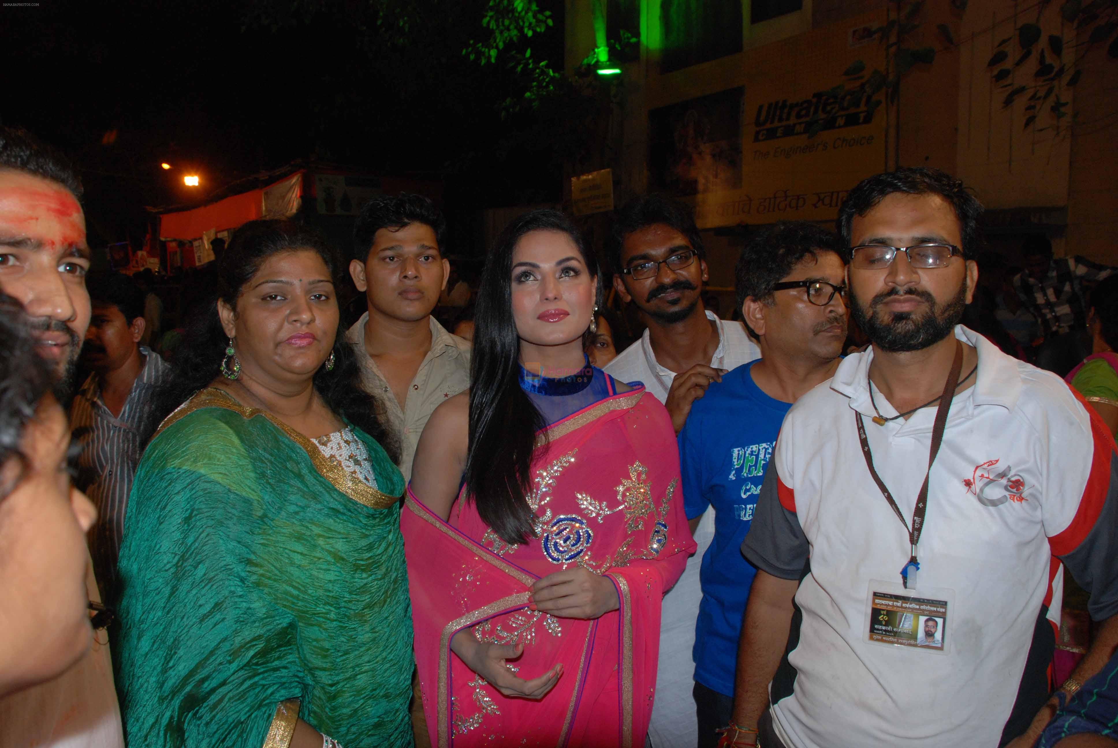 Veena Malik at Lalbaugcha Raja on 13th Sept 2013