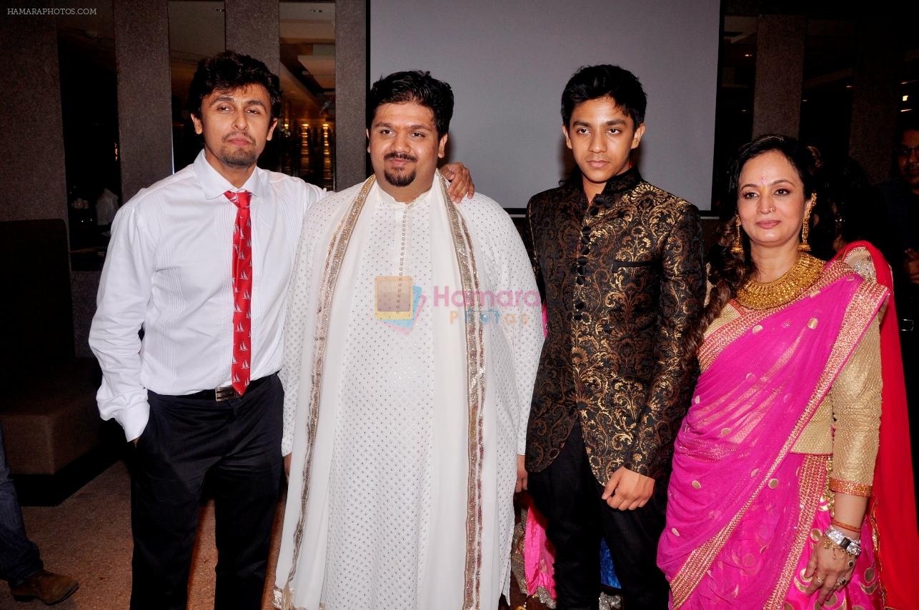 Sonu Nigam, Rahul Thackeray, Aishwarya Thackeray & Smita Thackeray at Rahul Thackeray-Aditi Redkar engagement 