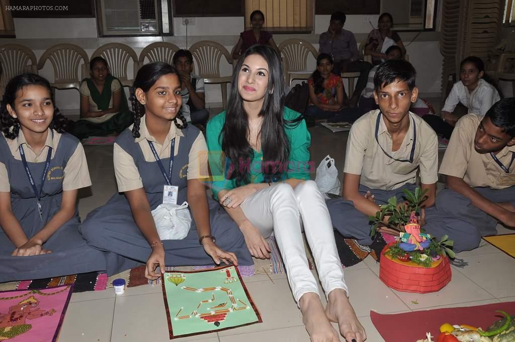 Amyra Dastur at Koshish school for deaf and mute in Malad, Mumbai on 17th Sept 2013