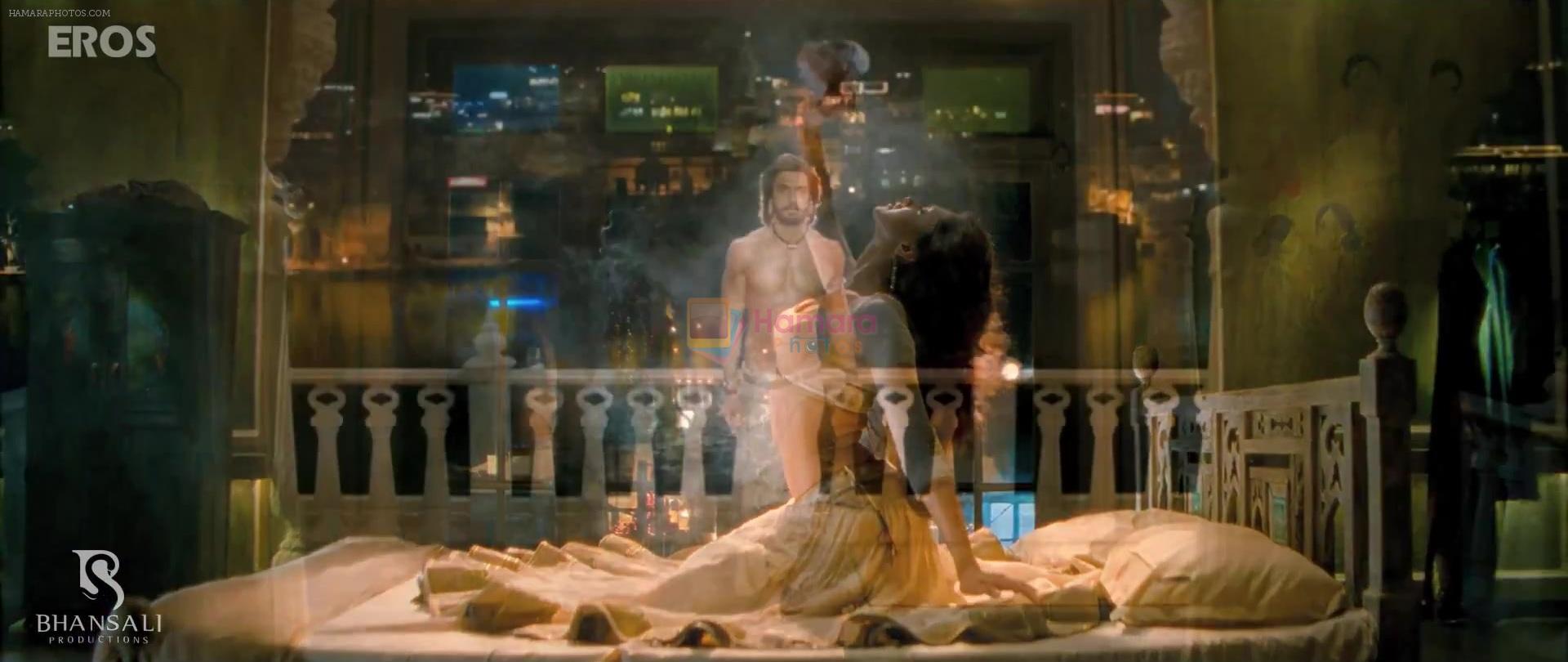 Deepika Padukone, Ranveer Singh in Still from movie Ramleela