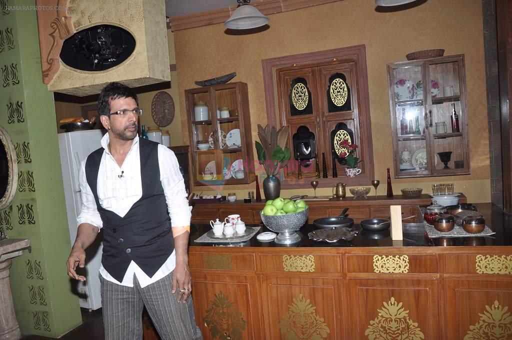 Javed Jaffrey at Chhod Na Yaar film promotions on the sets of Kapil in Filmcity, Mumbai on 18th Sept  2013