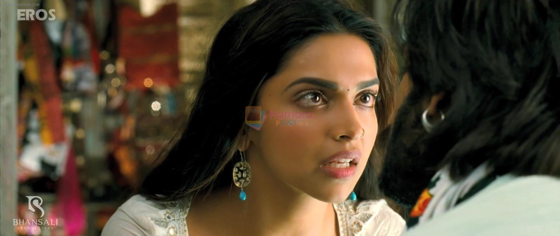 Deepika Padukone, Ranveer Singh in Still from movie Ramleela