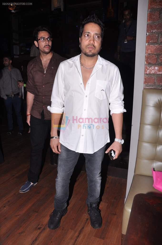 Mika Singh at Lucky Morani's bday bash in Hard Rock, Mumbai on 19th Sept 2013