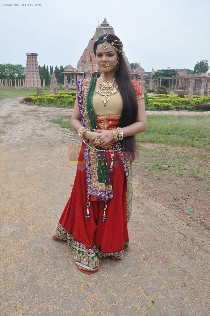 Aashka Goradia at Maharana Pratap Singh on location for SONY in Gujarat Border on 20th Sept 2013