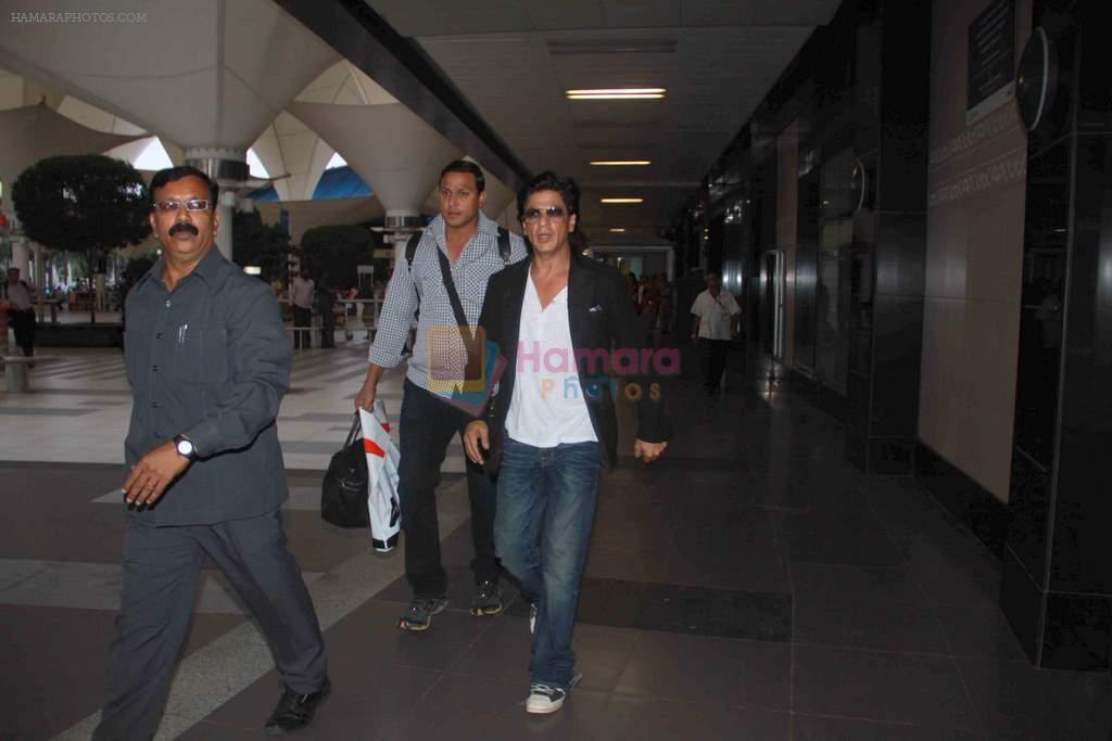 Shahrukh Khan snapped at Mumbai Airport on 21st Sept 2013