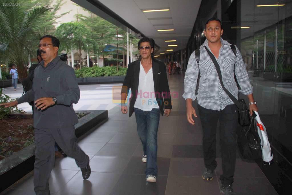 Shahrukh Khan snapped at Mumbai Airport on 21st Sept 2013