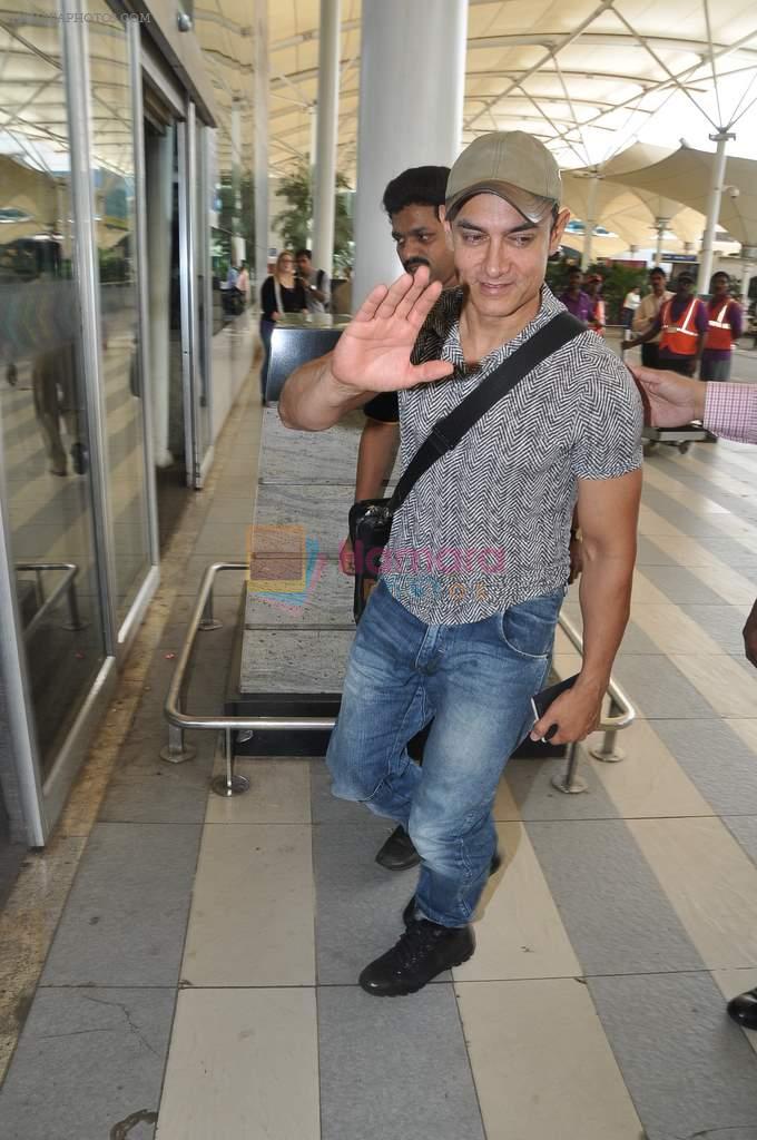 Aamir Khan snapped in Domestic Airport, Mumbai on 25th Sept 2013
