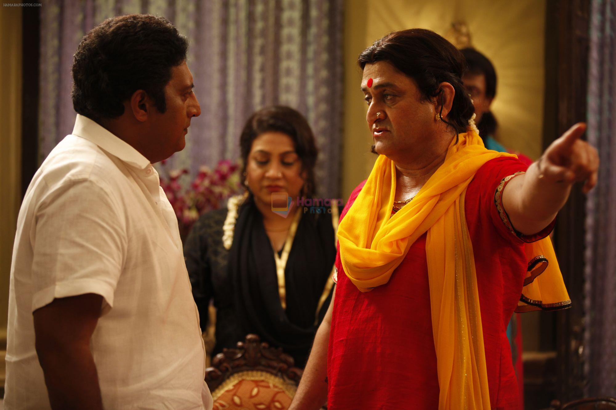 Prakash Raj as Hande Bhau, Mahesh Manjrekar as Begum in Rajjo