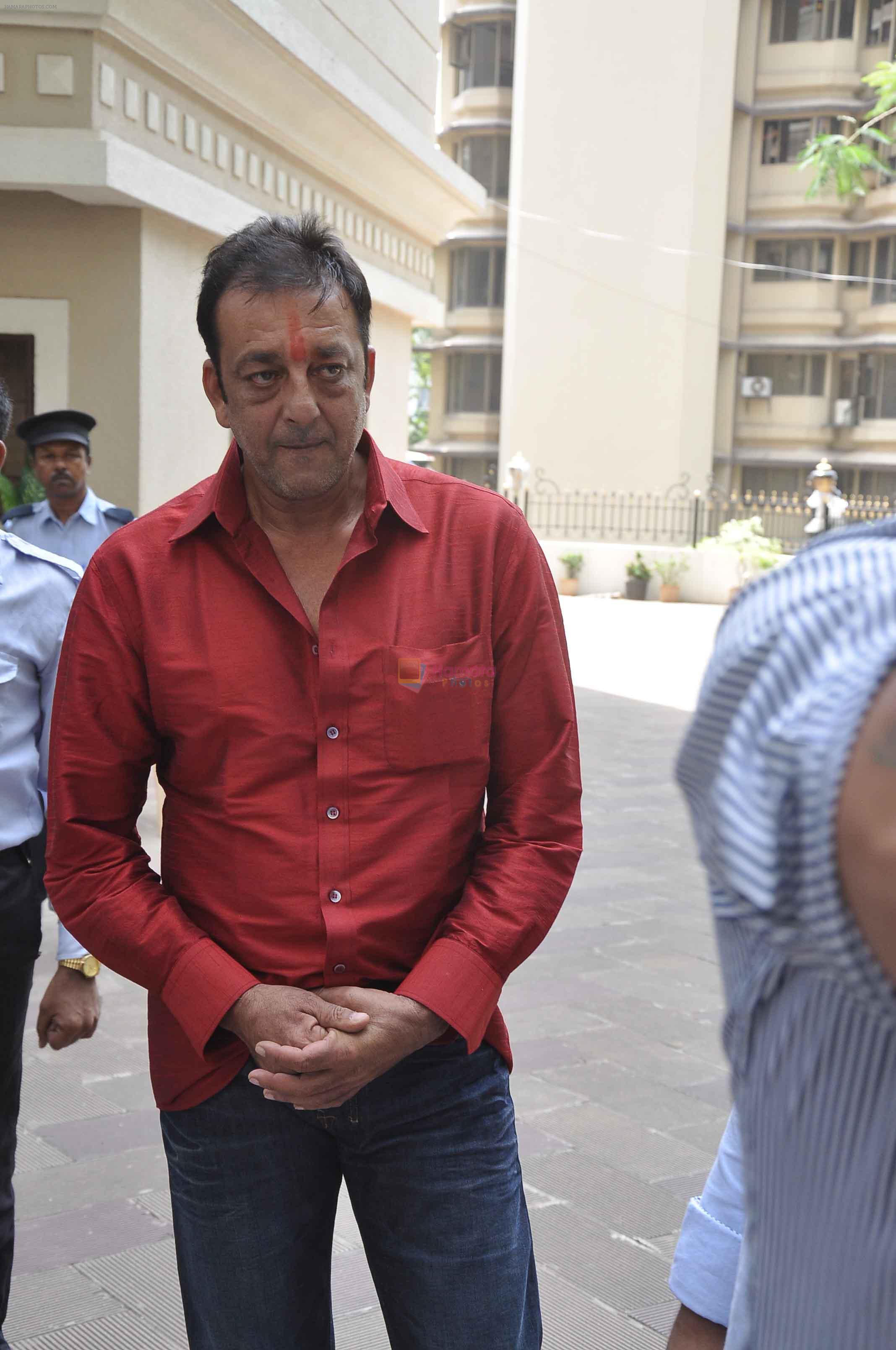 Sanjay dutt comes home on a 10 day health leave in Mumbai on 1st Oct 2013