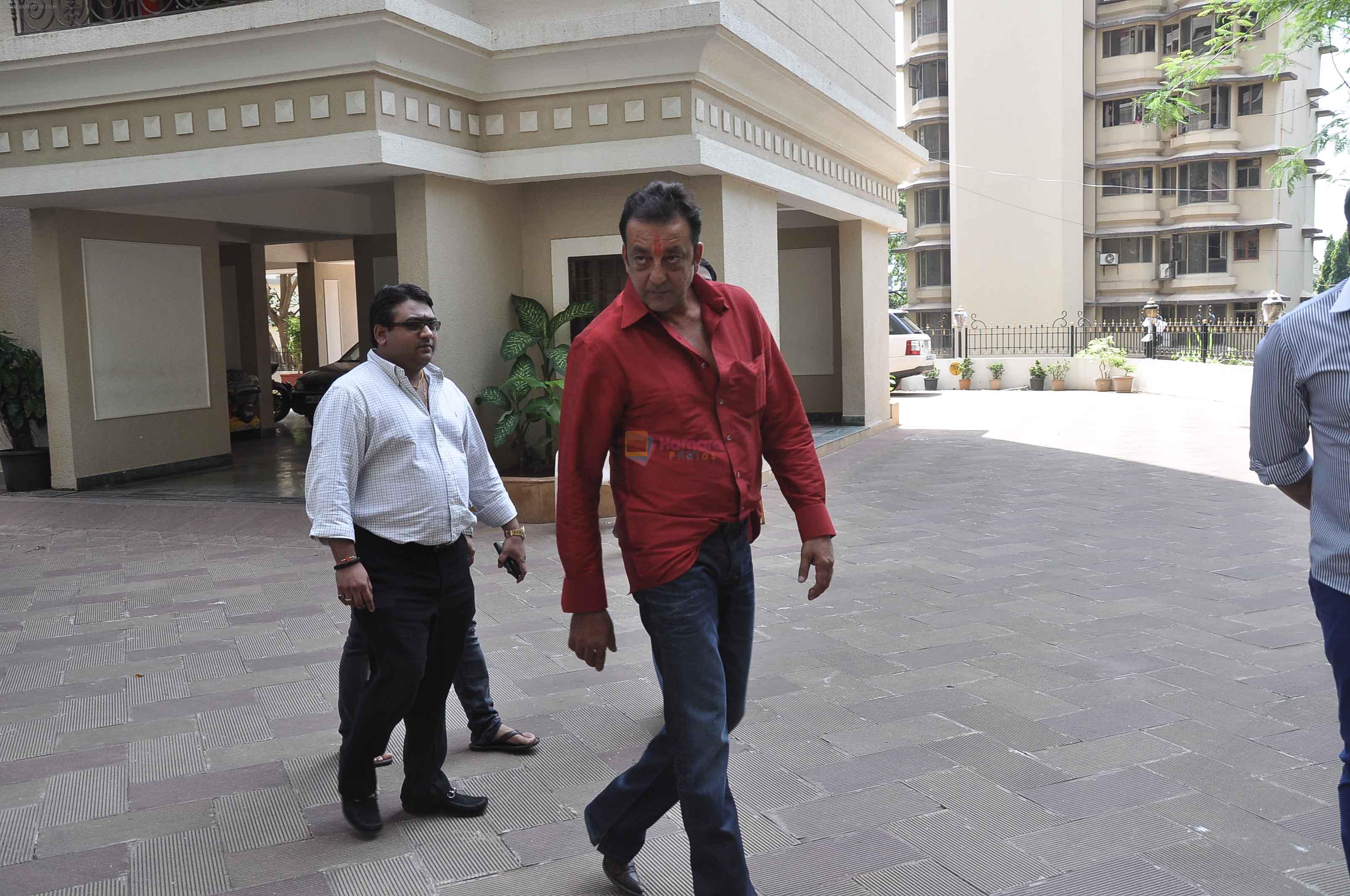 Sanjay dutt comes home on a 10 day health leave in Mumbai on 1st Oct 2013