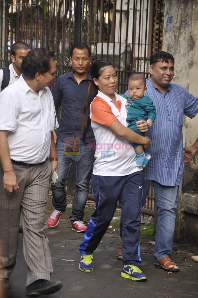Mary Kom snapped with husband and son at Press Club in Mumbai on 30th Sept 2013
