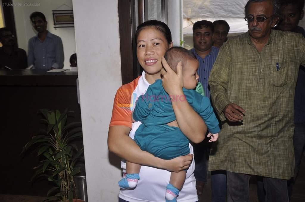 Mary Kom snapped with husband and son at Press Club in Mumbai on 30th Sept 2013