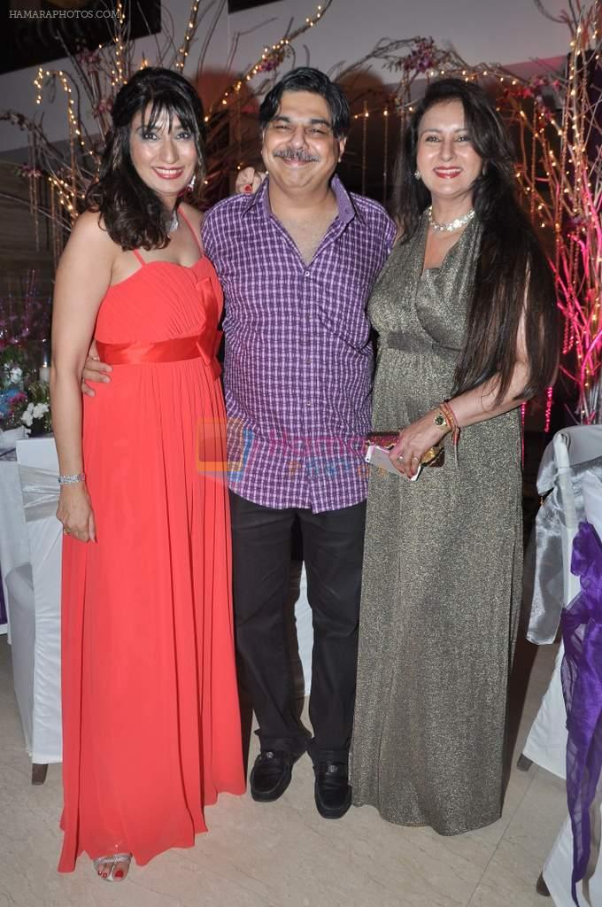 Poonam Dhillon at Poonam Dhillon's sister Rishma Pai's birthday in Blue Sea, Mumbai on 2nd Oct 2013