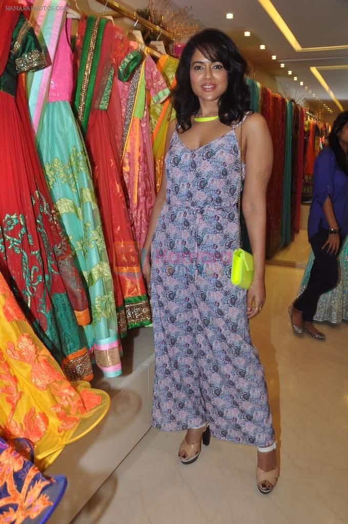 Sameera Reddy at Neeta Lulla's Bridal collection in Mumbai on 5th Oct 2013