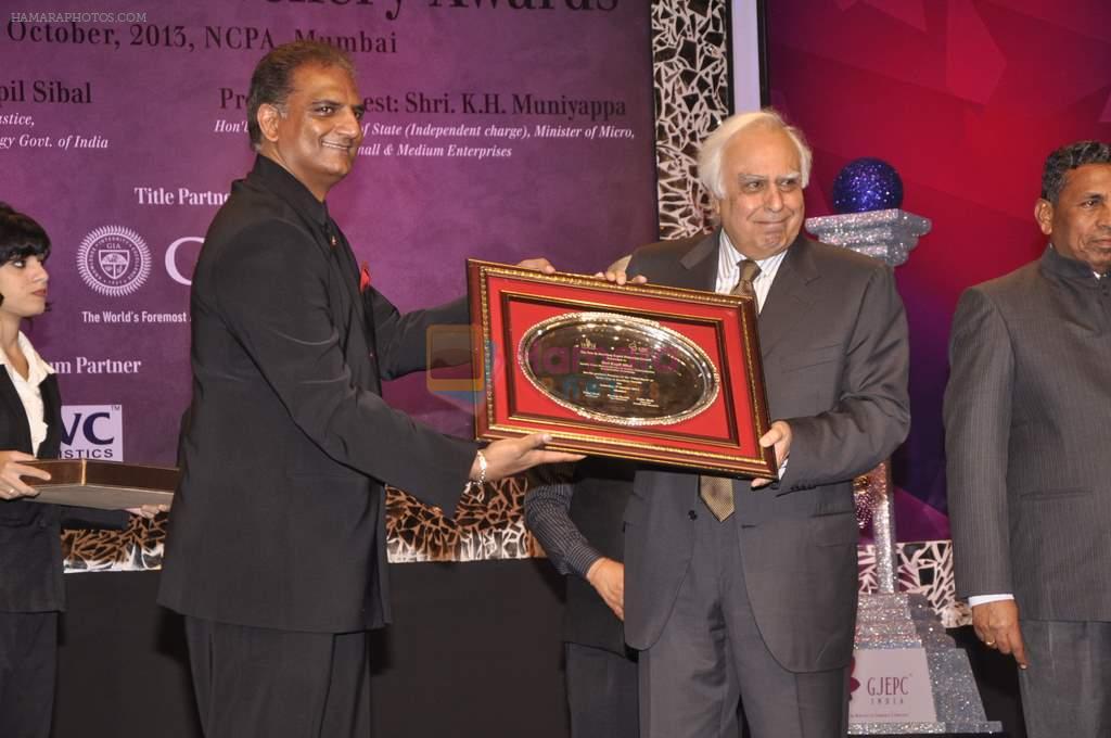at India Gem and Jewellery Awards in NCPA, Mumbai on 5th Oct 2013