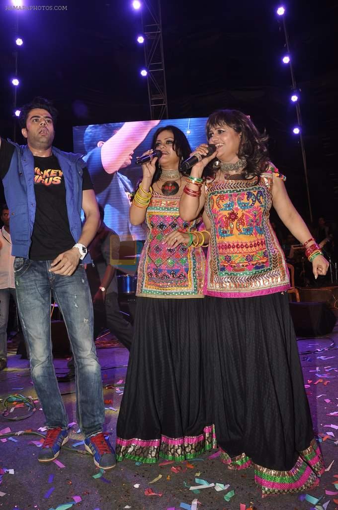 Manish Paul, Pritty Pinky at Dandia Celebration in Andheri, Mumbai on 6th Oct 2013 in