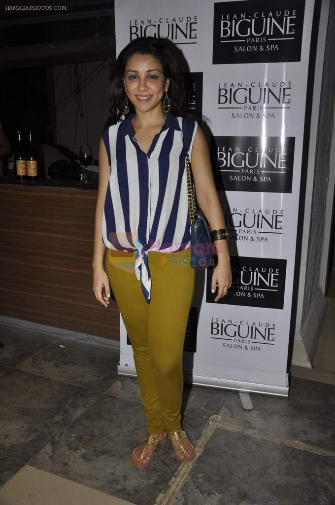Amrita Puri at Jeane Claude Biguine garage sale for charity in Bandra, Mumbai on 6th Oct 2013