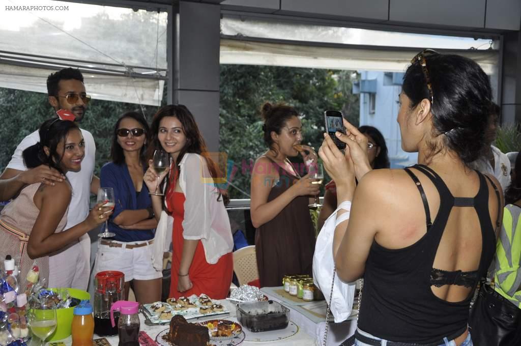 Shweta Salve, Shonali Nagrani at Jeane Claude Biguine garage sale for charity in Bandra, Mumbai on 6th Oct 2013