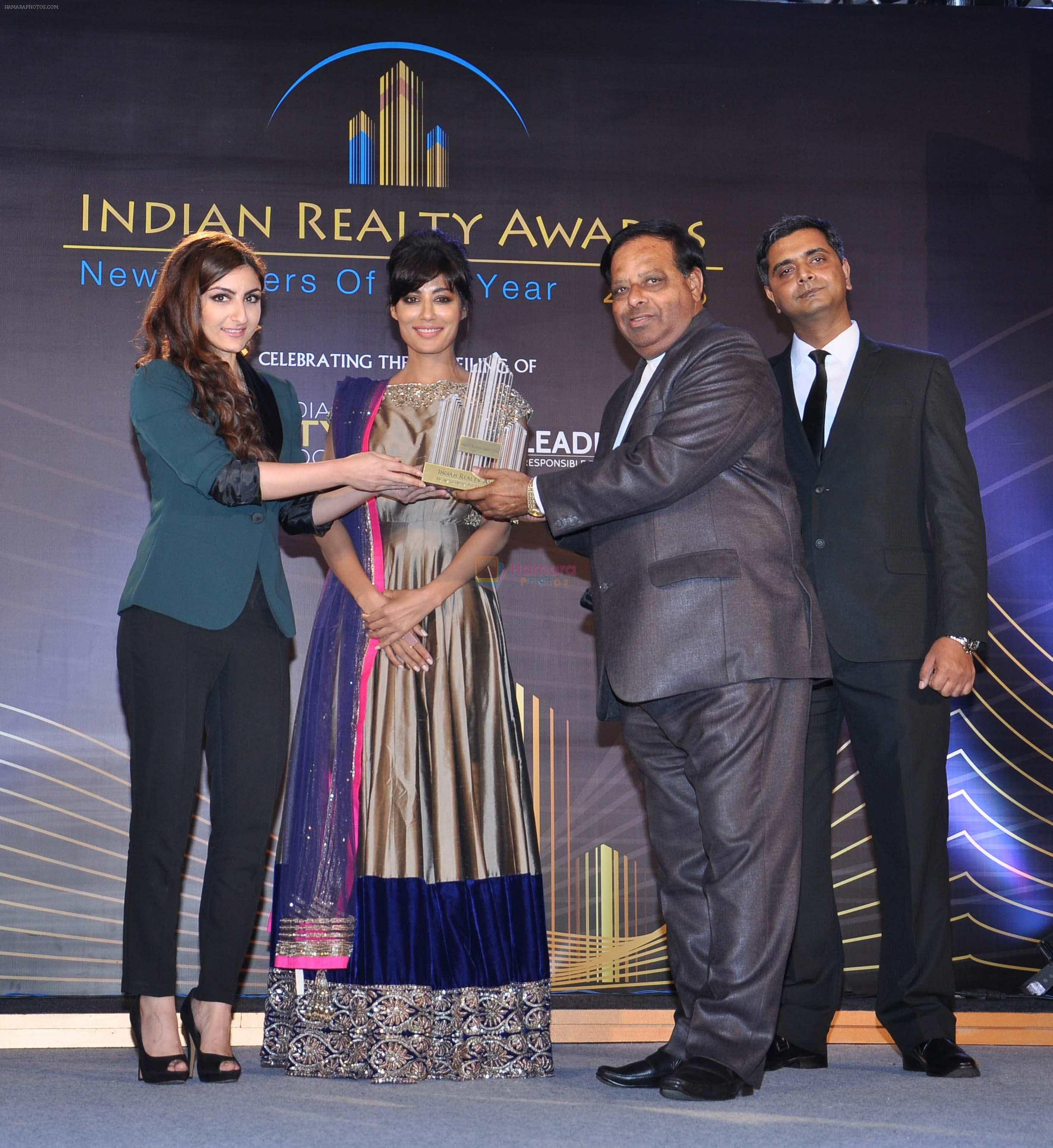 Chitrangada Singh, Soha Ali Khan launch India Realty Yearbook & Real Leaders at The premier Indian Realty Awards 2013 in New Delhi on 8th Oct 2013
