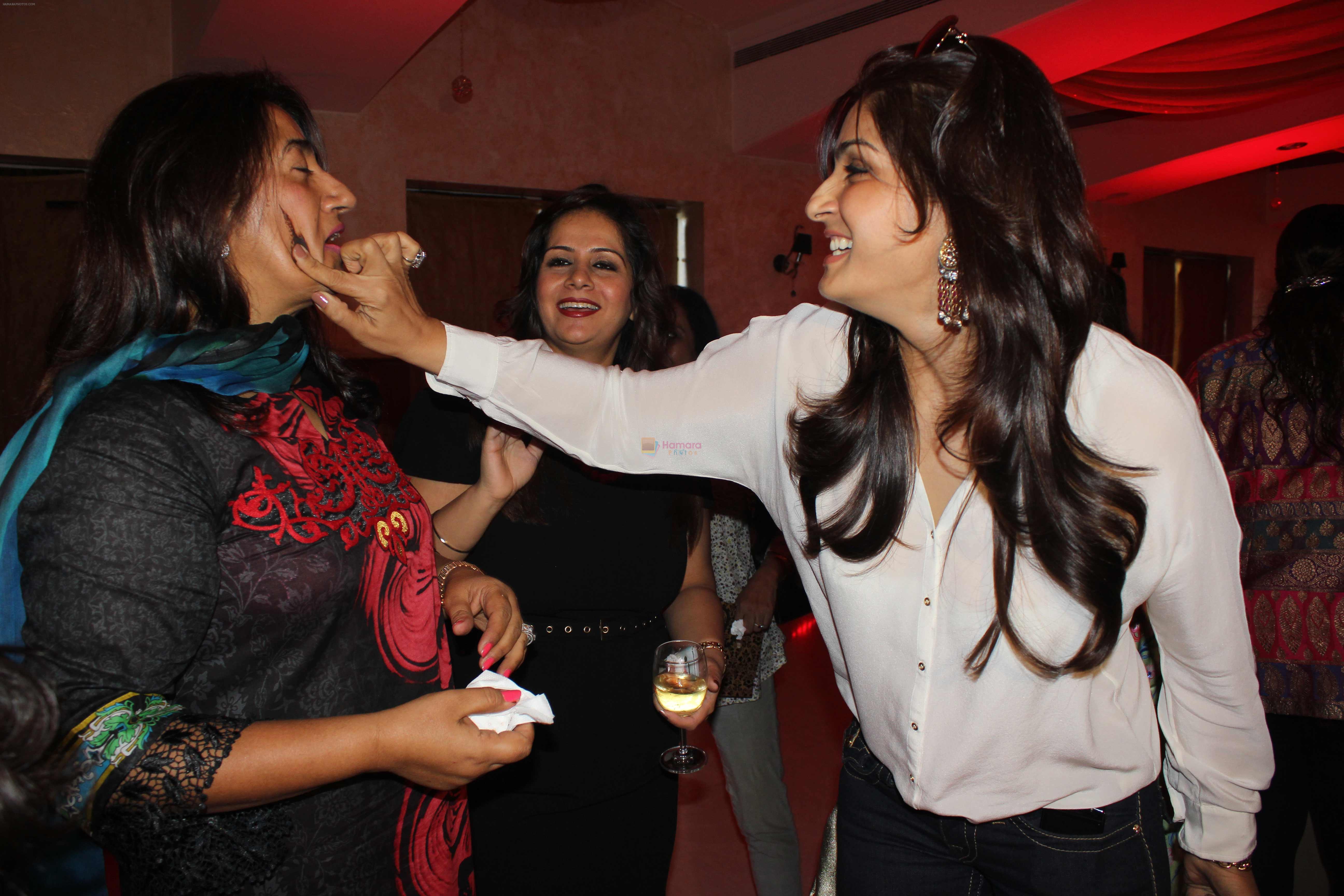 Raveena Tandon at Anu Ranjan B_Day Party in Club Milennium on 9th Oct 2013