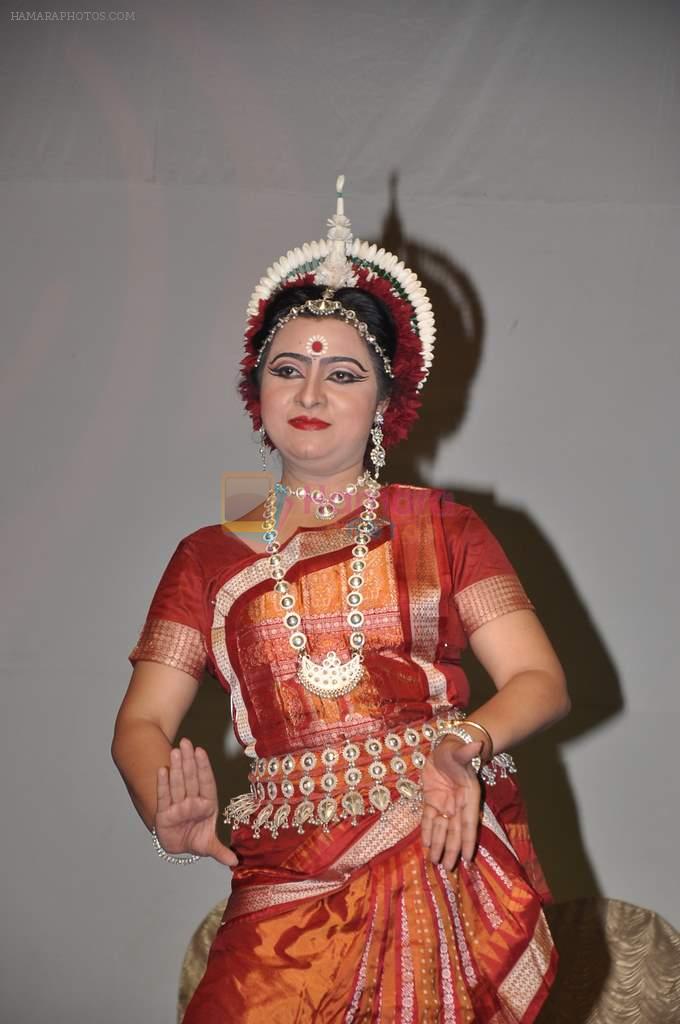 Dona Ganguly_dance performance at Durga pooja in Mumbai on 10th Oct 2013