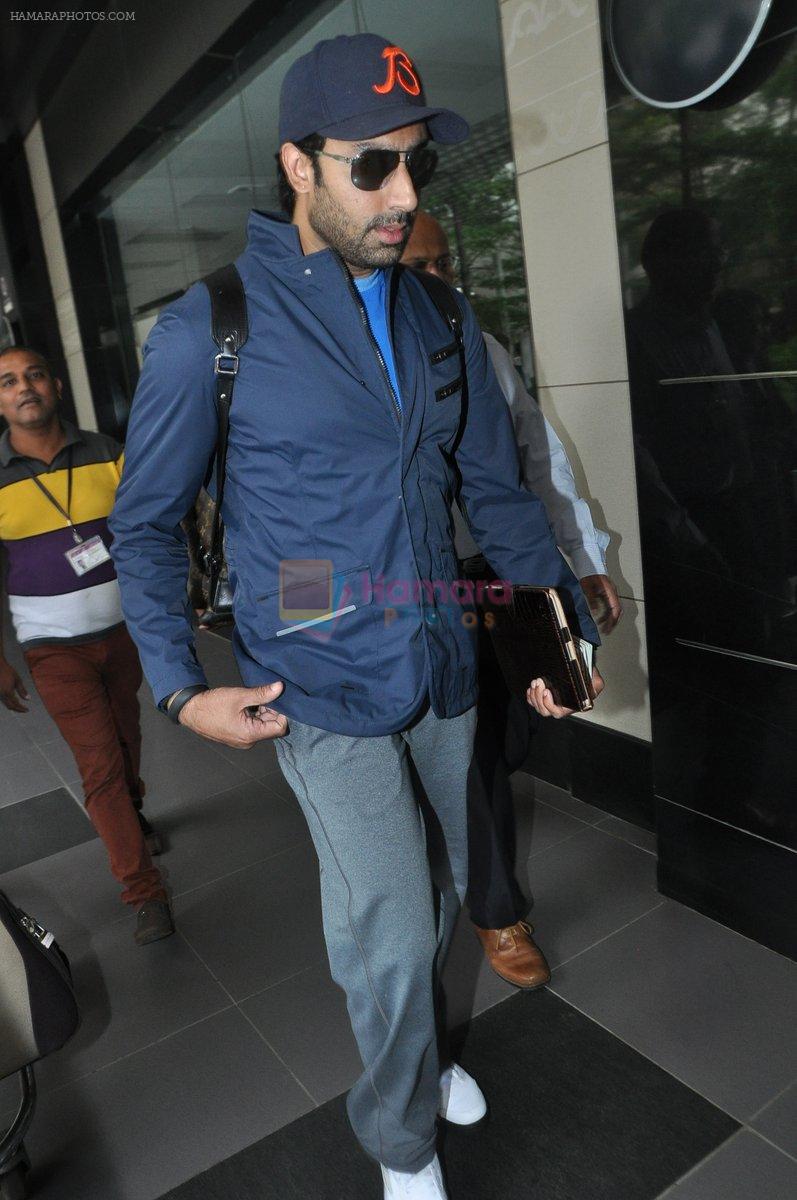 Abhishek Bachchan snapped at Airport on 11th Oct 2013