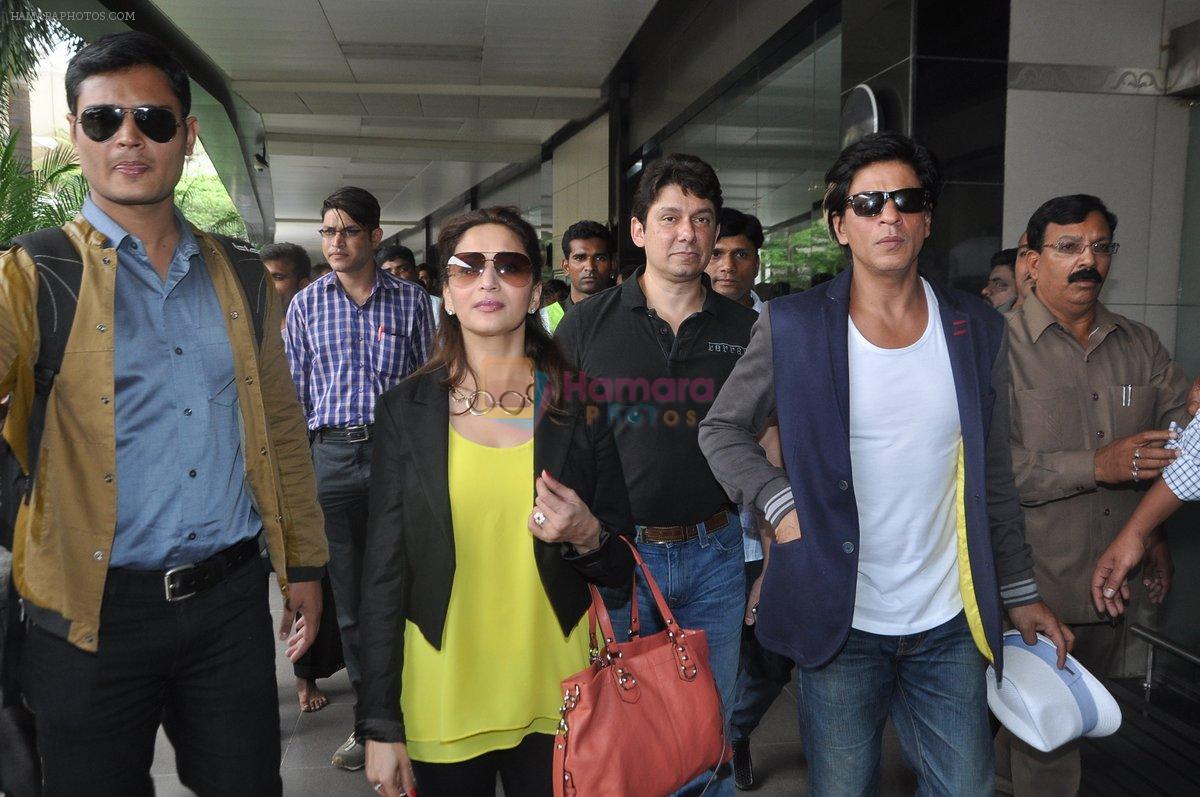 Shahrukh Khan, Madhuri Dixit return from Australia in Mumbai on 11th Oct 2013