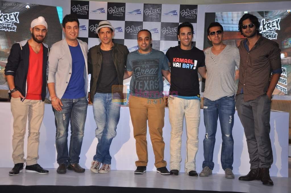 Farhan Akhtar, Ritesh Sidhwani, Ali Fazal, Pulkit Samrat, Varun Sharma, Manjot singh at Fukrey Game Launch in Mumbai on 12th Oct 2013
