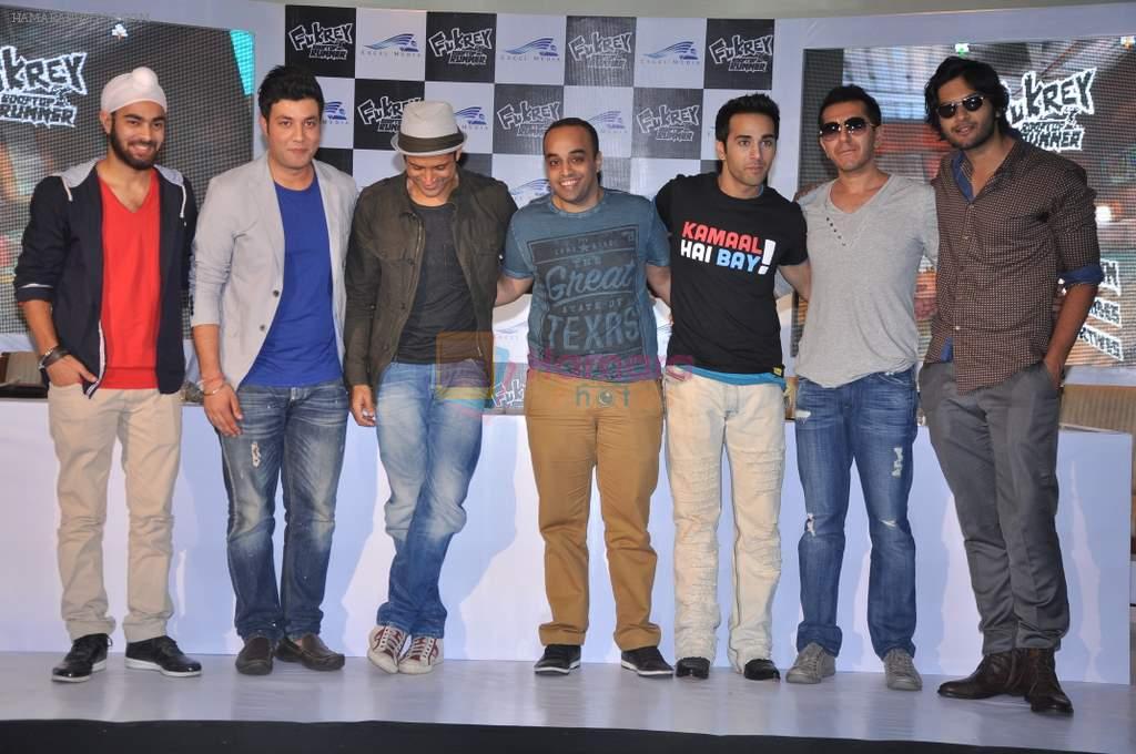 Farhan Akhtar, Ritesh Sidhwani, Ali Fazal, Pulkit Samrat, Varun Sharma, Manjot singh at Fukrey Game Launch in Mumbai on 12th Oct 2013