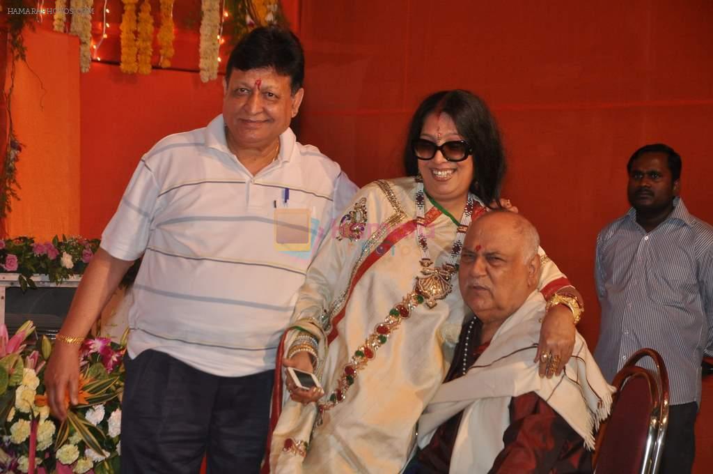 celebrates Durga Pooja in Mumbai on 12th Oct 2013