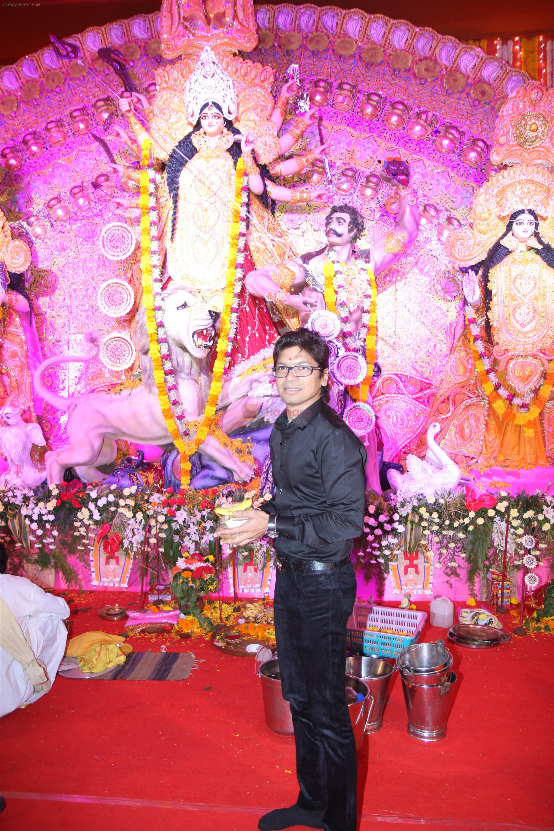 Shaan at Shaptami celebrations at The North Bengal Sarbajanin Durga Puja in Tulip Star, Juhu on 11th Oct 2013