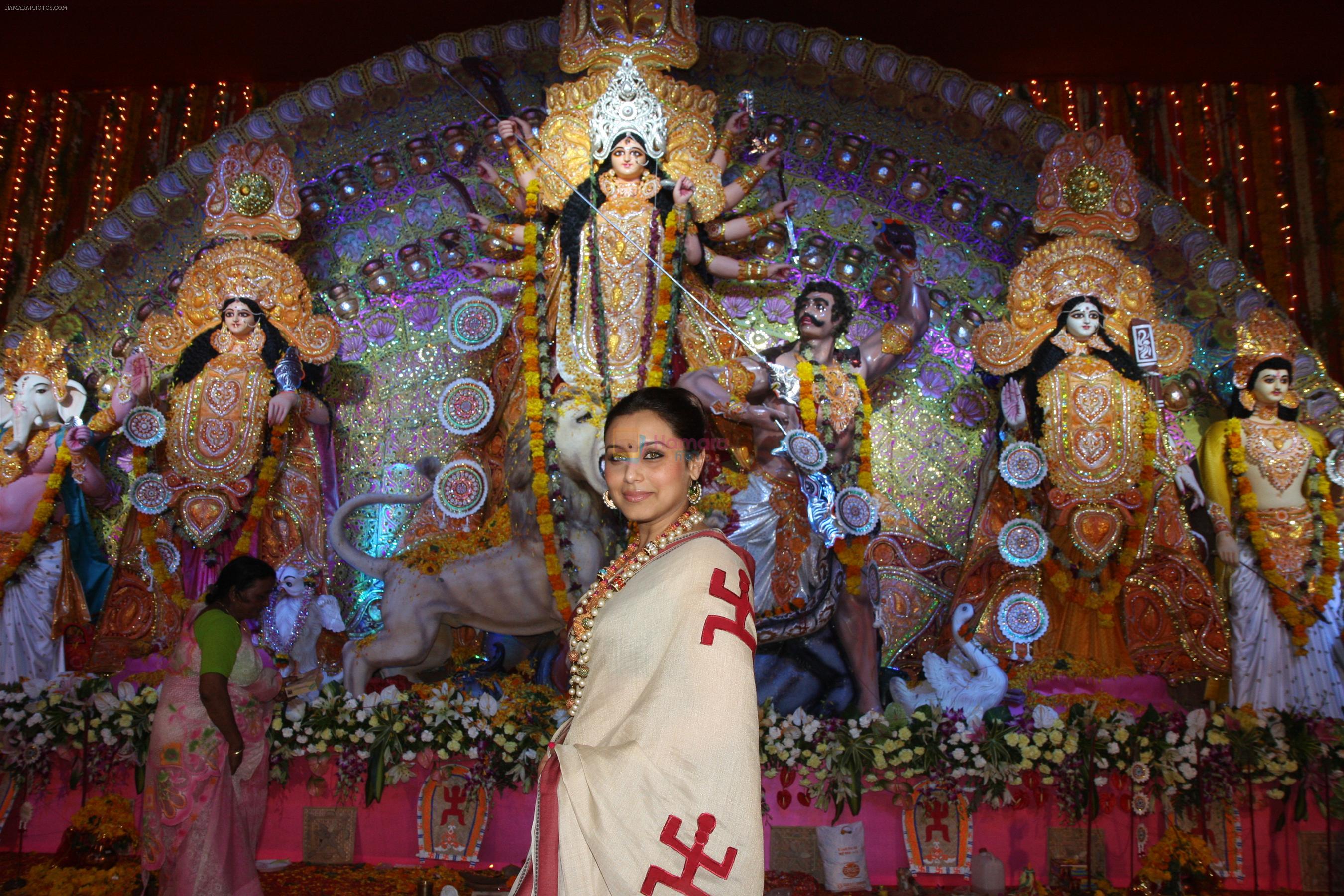 Rani Mukerji at North Bombay Sarbojanin Durga Puja Celebrations 2013 in Mumbai on 13th Oct 2013