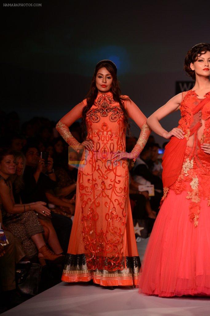 Urvashi Rautela walks for SOLTEE BY SULASKSHANA at Wills day 5 on WIFW 2014 on 13th Oct 2013