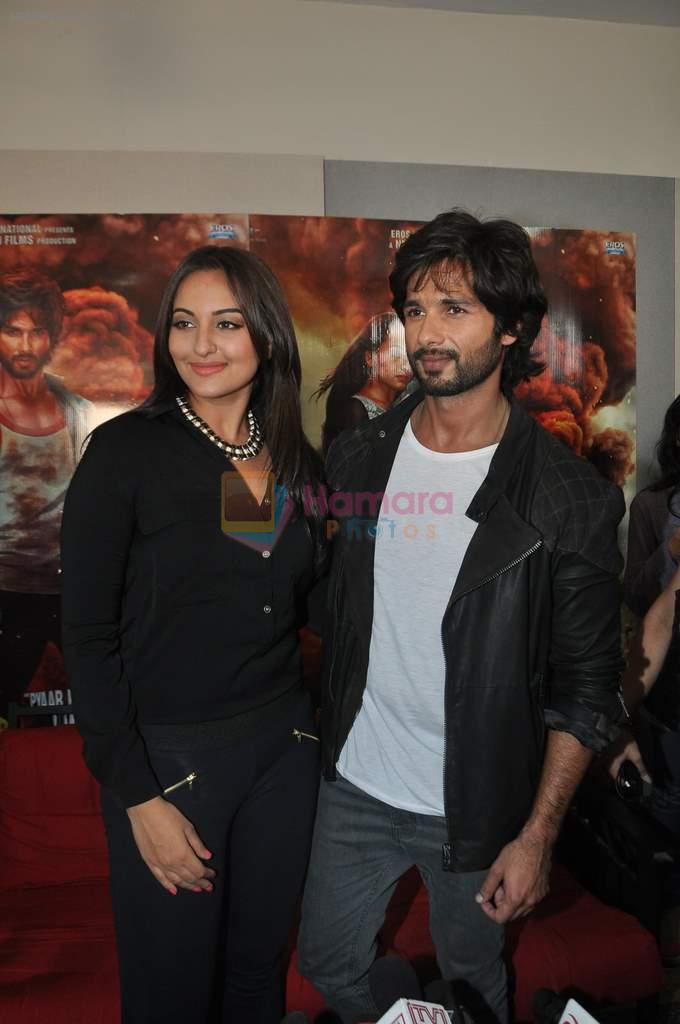 Sonakshi Sinha, Shahid Kapoor promote R Rajkumar on the sets of ZEE's DID in Famous, Mumbai on 14th Oct 2013
