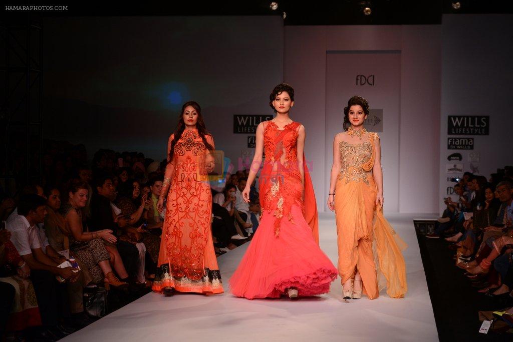 Anjali Abrol, Urvashi Rautela walks for SOLTEE BY SULASKSHANA at Wills day 5 on WIFW 2014 on 13th Oct 2013