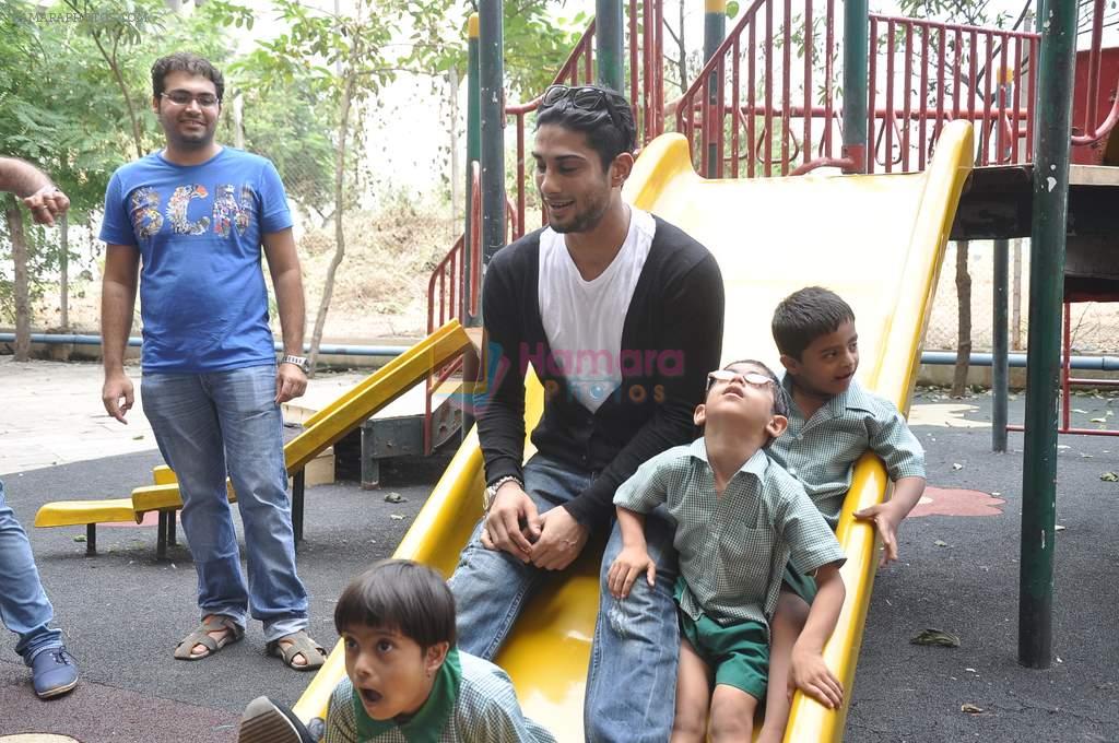 Prateik Babbar remembers Smita Patil on her B_day, spends time with Save the children NGO on 17th Oct 2013