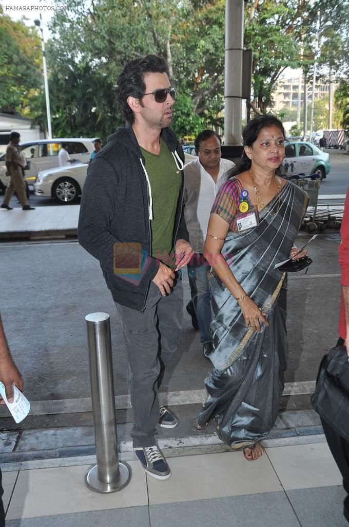 Hrithik Roshan leave for Delhi to promote Krrish 3 in Mumbai Airport on 22nd Oct 2013