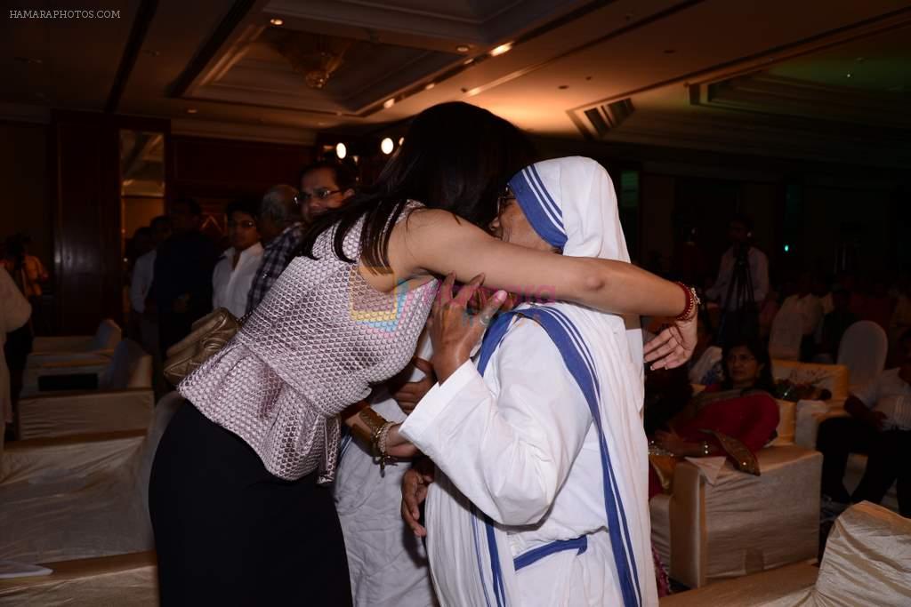 Sushmita Sen at Harmony Foundation's Mother Teresa Memorial Award in Leela, Mumbai on 27th Oct 2013