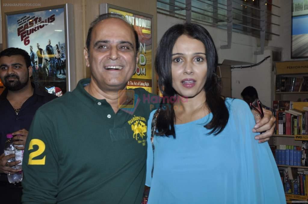Suchitra Krishnamoorthi at Karan Razdan's book launch in Crossword, Mumbai on 31st Oct 2013