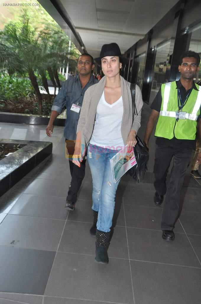Kareena Kapoor snapped at airport in Mumbai on 1st Nov 2013