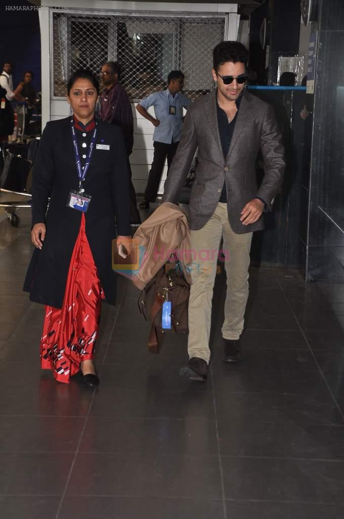 Imran Khan snapped at airport in Mumbai on 1st Nov 2013