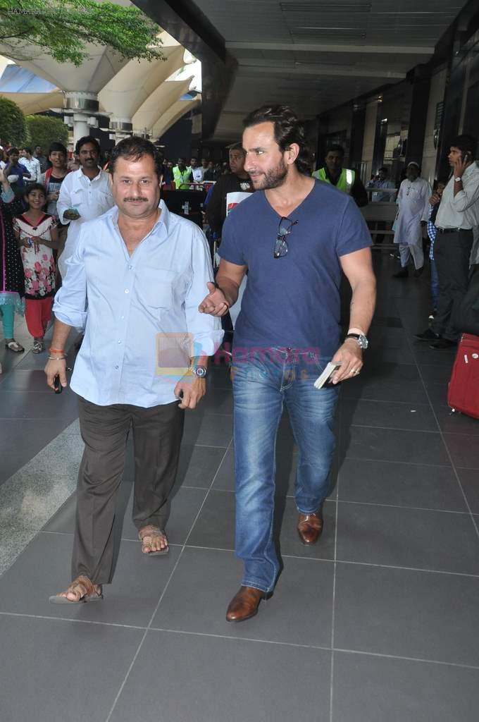 Saif Ali Khan snapped at airport in Mumbai on 1st Nov 2013