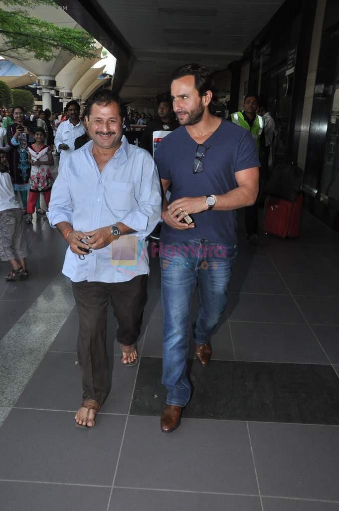 Saif Ali Khan snapped at airport in Mumbai on 1st Nov 2013