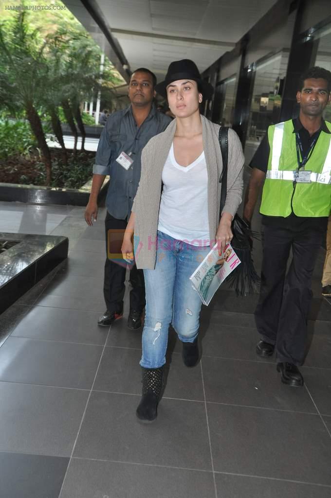 Kareena Kapoor snapped at airport in Mumbai on 1st Nov 2013