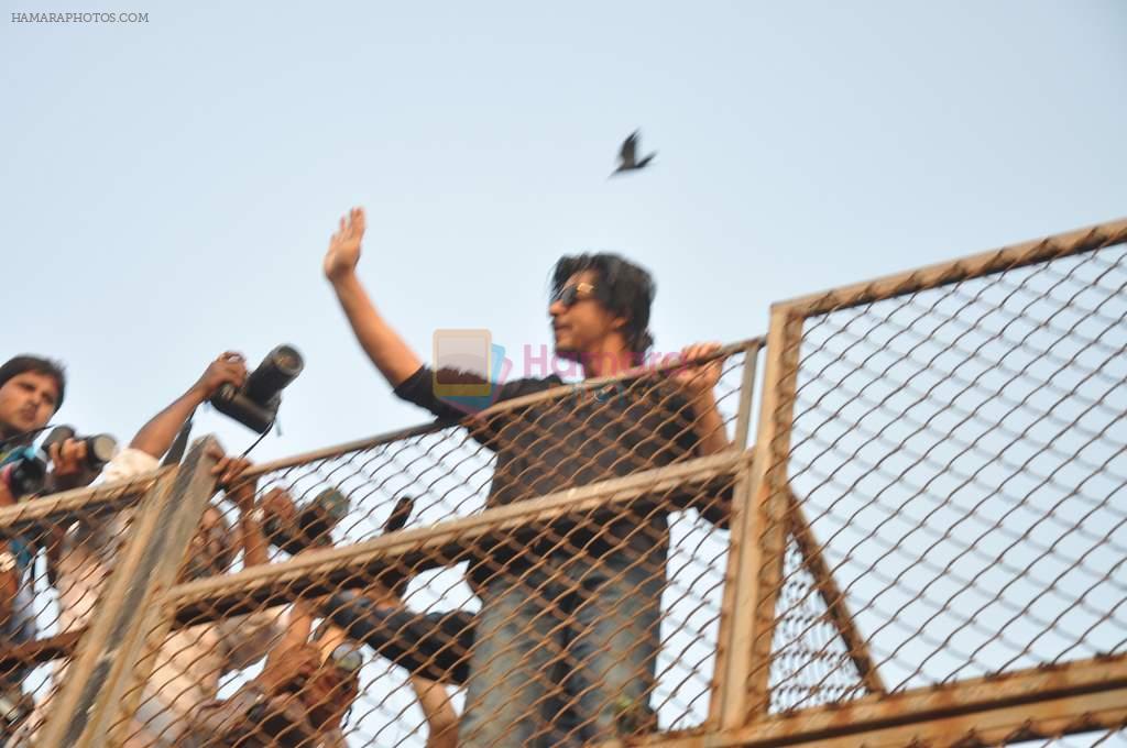 Shahrukh Khan celebrates his B_day with Media on 2nd Nov 2013
