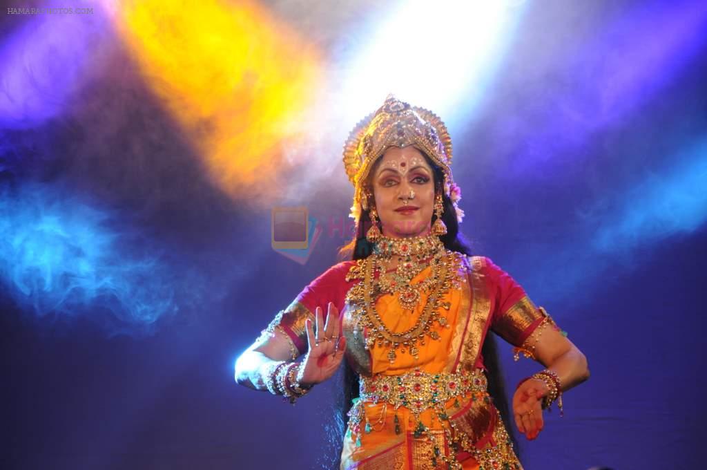 Hema Malini at Shree Kali durga puja in Mumbai on 1st Nov 2013